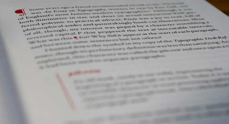 Akademik proofreading sırasında kırmızı düzeltme işaretleri konmuş basılı metin sayfası