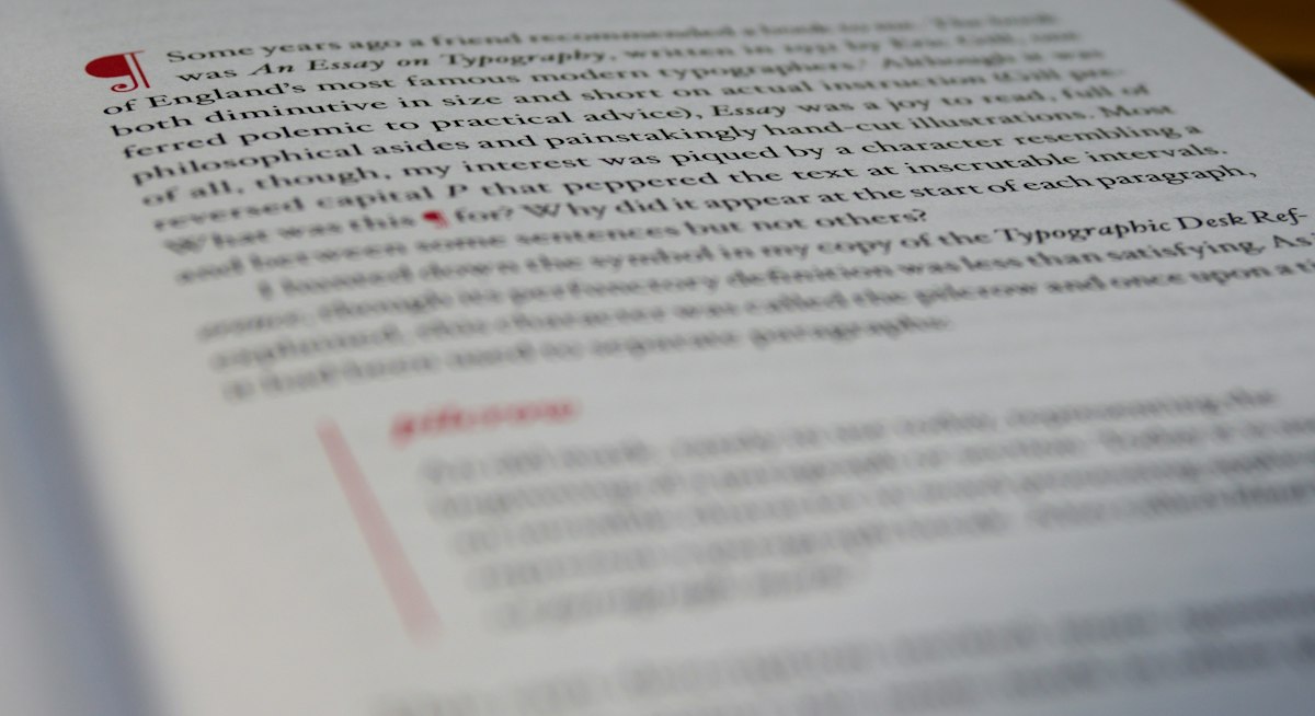 Akademik proofreading sırasında kırmızı düzeltme işaretleri konmuş basılı metin sayfası