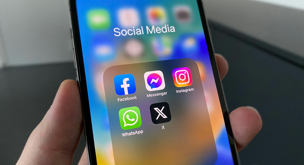 APA 7 sosyal medya kaynak gösterimi için kullanılan akıllı telefon