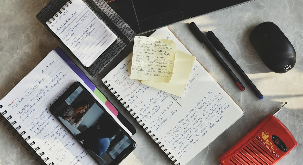 Revizyon sonrası proofreading için hakem notları üzerinde çalışan araştırmacı