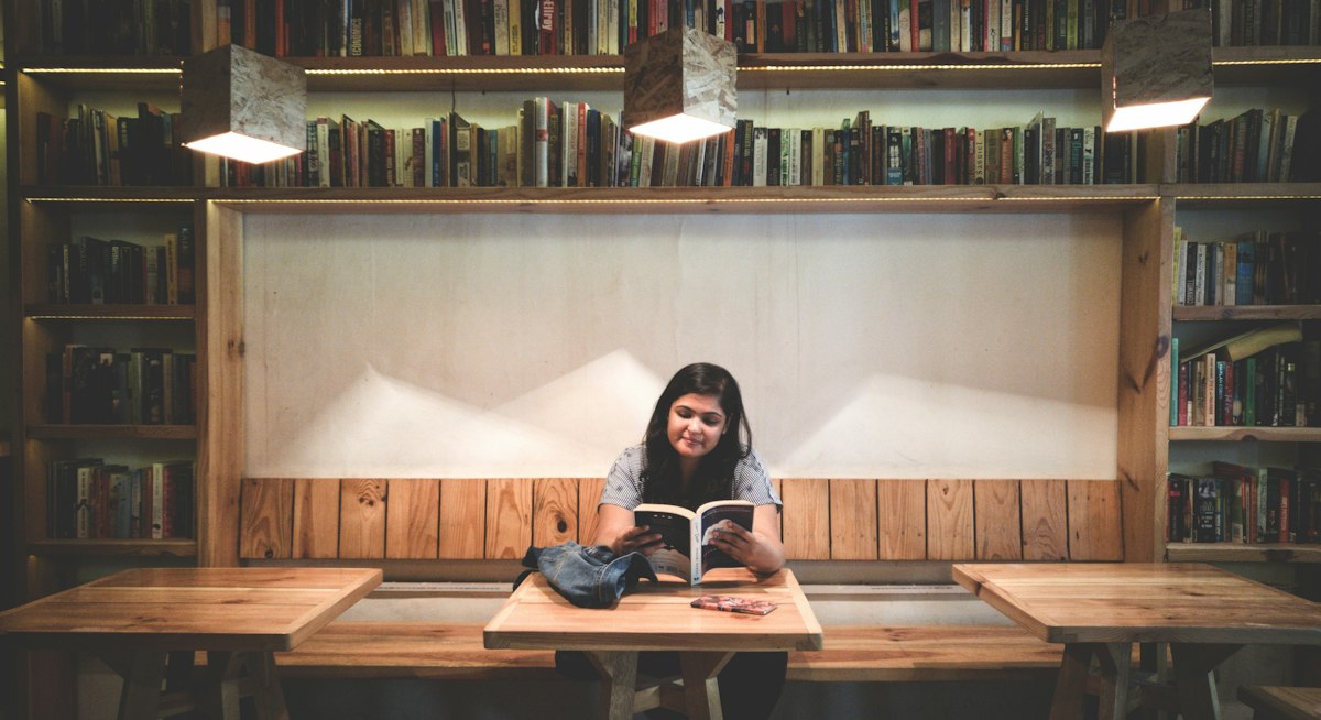 Tez proofreading için basılı tez sayfalarını kontrol eden öğrenci